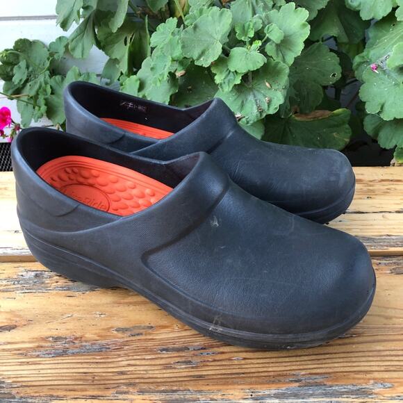 Crocs Womens Black Clogs size 9 Rubber Casual Slip On Nurse Work Comfort - Picture 10 of 10